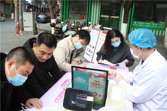 用熱血為冬日儲(chǔ)備一份溫暖 ——漢濱區(qū)委區(qū)政府組織開展冬季應(yīng)急獻(xiàn)血活動(dòng)