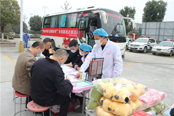 人民警察一心為民，捋袖捐血鐵血柔情——安康市公安局積極開展冬季獻(xiàn)血活動(dòng)