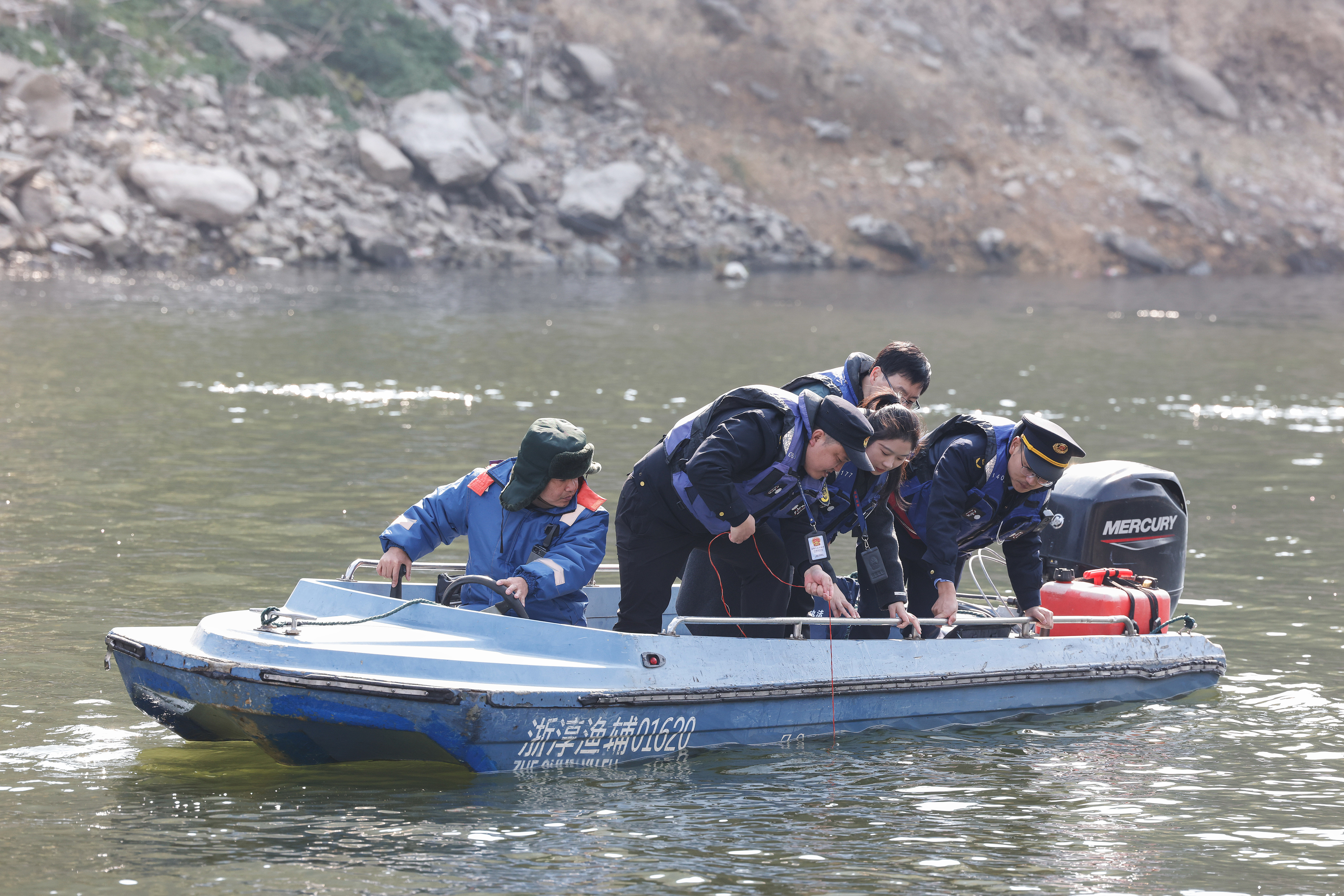 2025年12月4日，浙江杭州淳安縣與安徽黃山歙縣紀(jì)檢監(jiān)察干部及綜合行政執(zhí)法人員對浙皖交界的新安江鳩坑口水域進(jìn)行常態(tài)化巡河，共同保護(hù)漁業(yè)資源和水域生態(tài)環(huán)境。