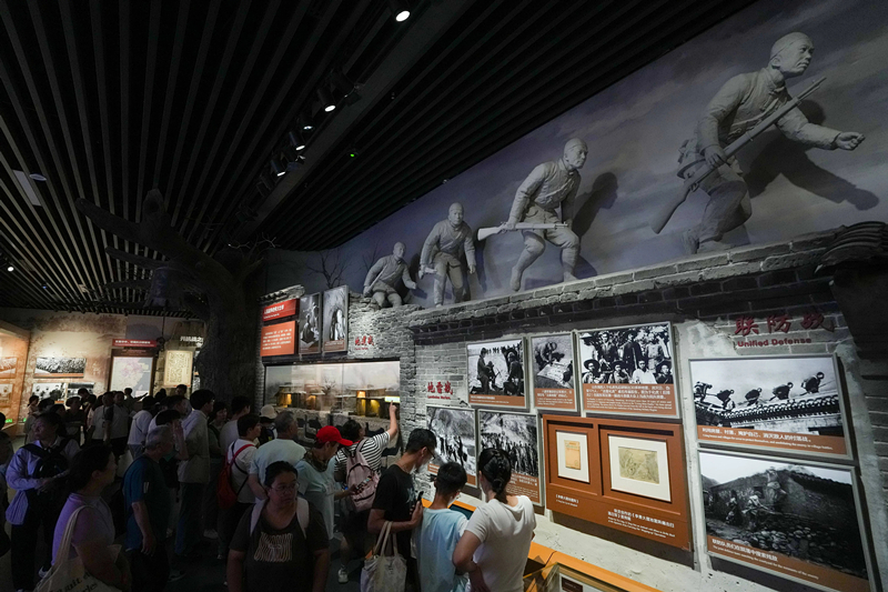 2025年7月8日，參觀者在中國人民抗日戰(zhàn)爭紀念館參觀《為了民族解放與世界和平》主題展覽。