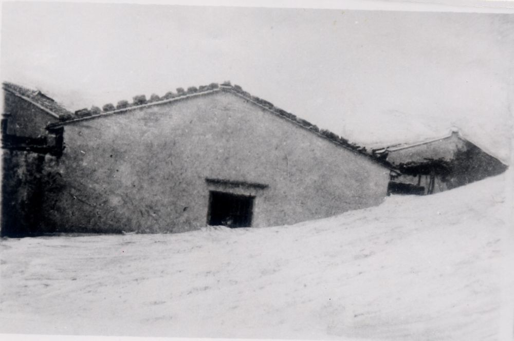 昔日的東山島風沙掩埋部分村民村舍（資料照片）。
