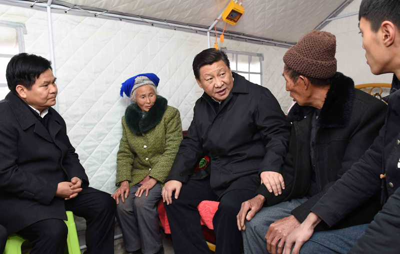 2015年1月19日，習(xí)近平總書(shū)記來(lái)到云南魯?shù)榭h小寨鎮(zhèn)甘家寨紅旗社區(qū)過(guò)渡安置點(diǎn)，看望受災(zāi)群眾甘正芬和她的老伴兒鄒體富。