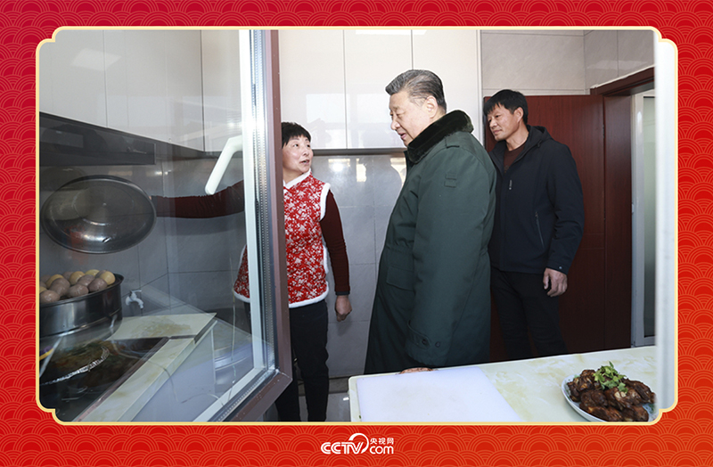 2025年春節(jié)前夕，習(xí)近平總書記在遼寧葫蘆島市綏中縣明水滿族鄉(xiāng)祝家溝村考察時(shí)，走進(jìn)村民朱西存家看望。