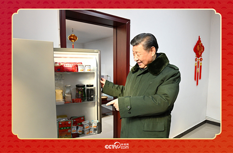 2024年春節(jié)前夕，習(xí)近平總書記在天津第六埠村考察時(shí)，走進(jìn)村民杜洪剛家看望。