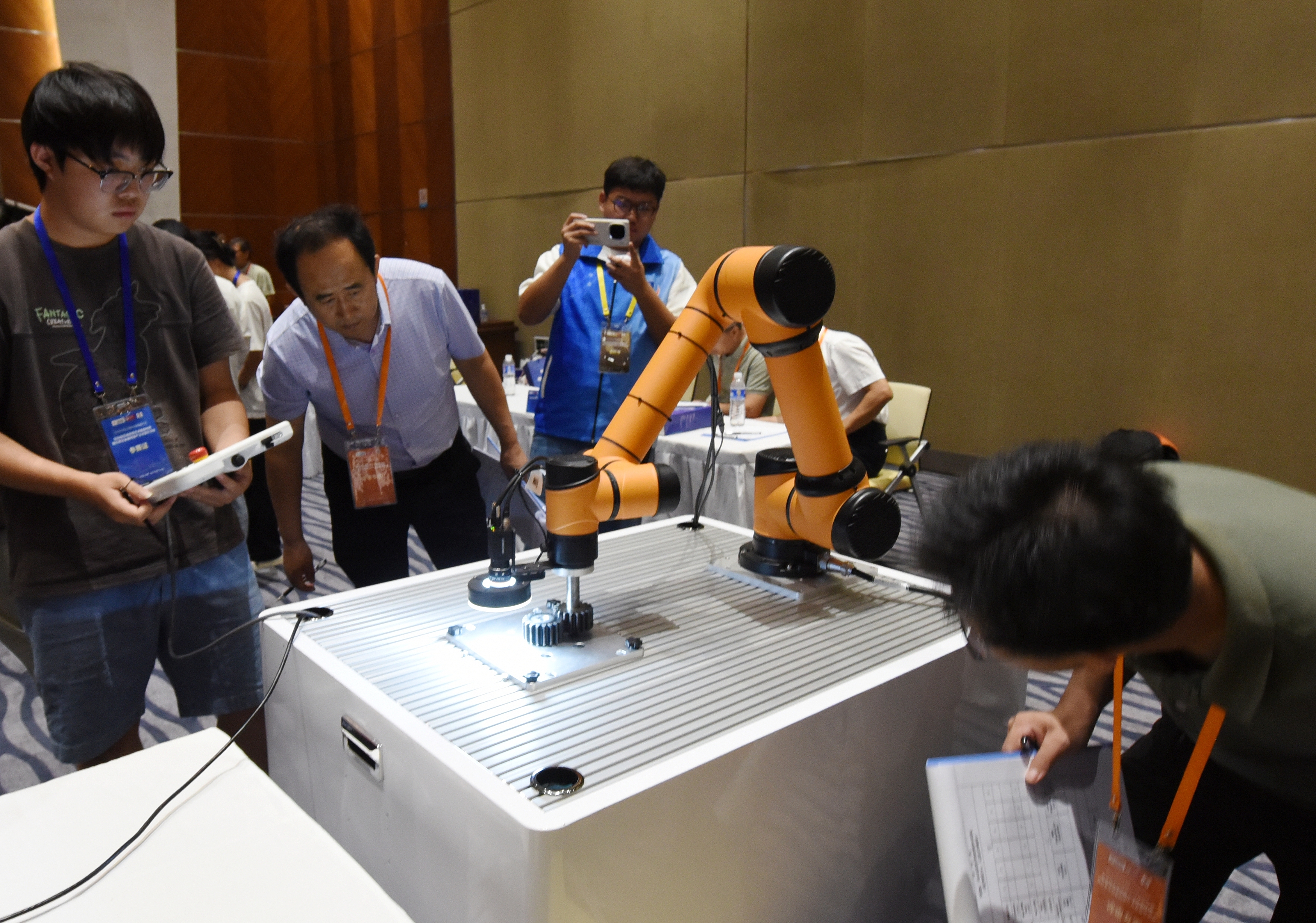 2025年中國大學生機械工程創(chuàng)新創(chuàng)意大賽智能精密裝配賽京津冀魯聯(lián)賽現(xiàn)場，評委對參賽選手進行實操調試評比。