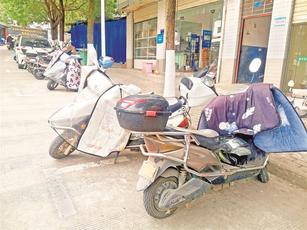 停放在臨時車位里的電動車、摩托車