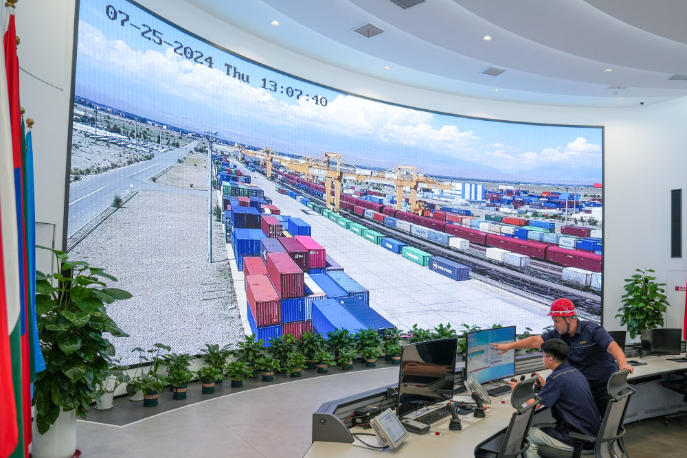 △ 在中哈（連云港）物流合作基地，工作人員通過“中哈物流場站”信息化跟蹤系統(tǒng)查看集裝箱運輸情況（2024年7月25日攝）。