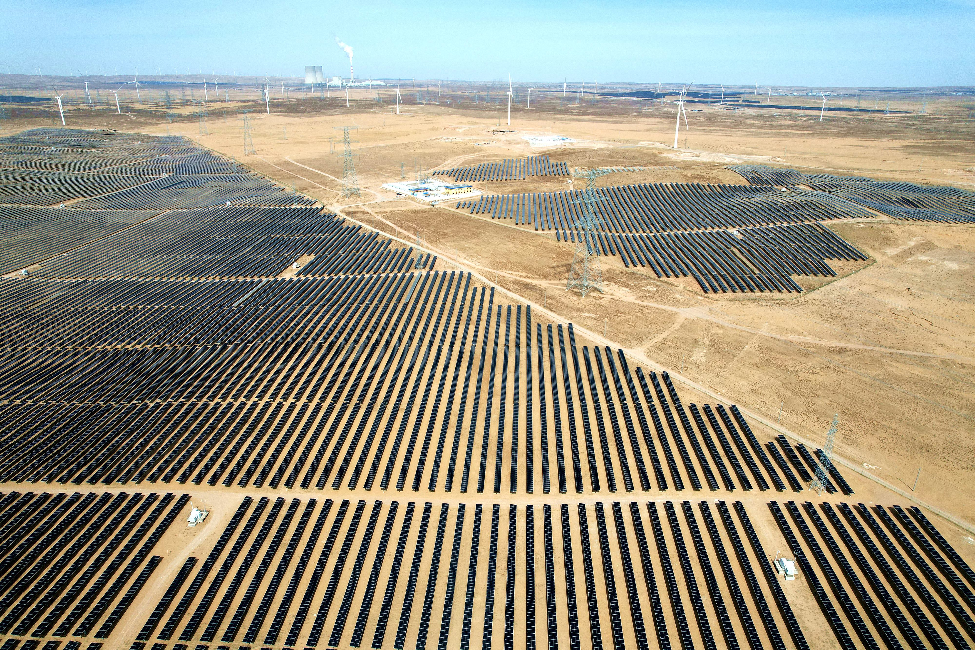 2026年3月18日，寧夏銀川，在靈武市白土崗鄉(xiāng)的一處光伏產(chǎn)業(yè)基地，成片的太陽能光伏板匯成一片“藍(lán)色海洋”。